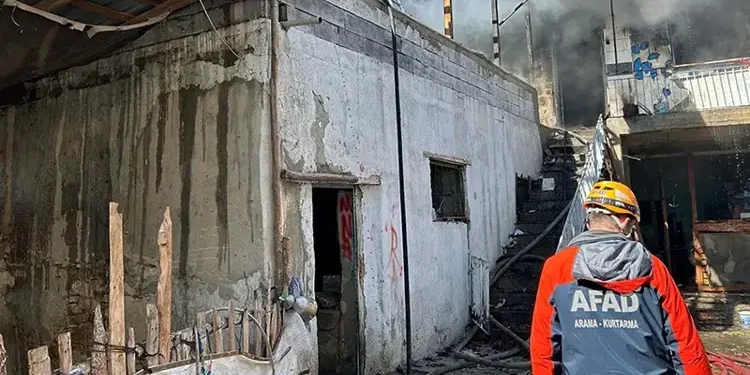 Evde çıkan yangında hayatını kaybetti