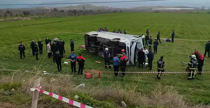 Halter turnuvasına giden midibüs devrildi; 2 ölü, 26 yaralı