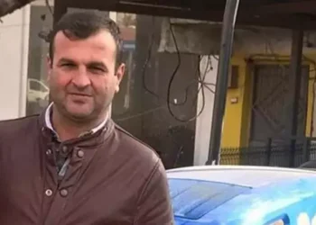 Devrilen traktörünün altında kaldı