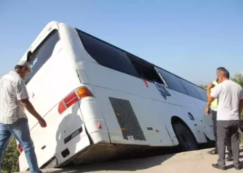 Otel servis otobüsü şarampole düştü