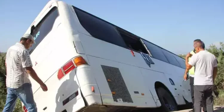 Otel servis otobüsü şarampole düştü