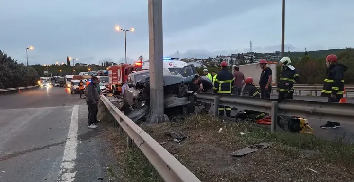 Yön tabelası direğine çarpan kamyonetin sürücüsü öldü
