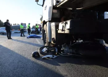 TIR'ın altına giren motosiklet sürücüsü hayatını kaybetti