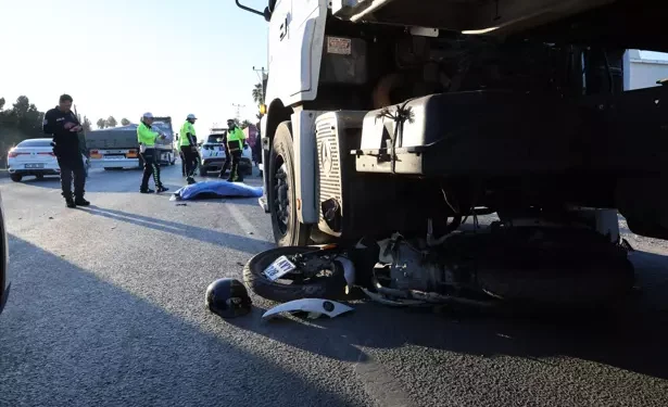 TIR'ın altına giren motosiklet sürücüsü hayatını kaybetti