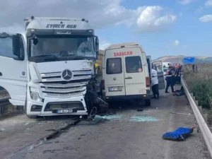 TIR ile servis minibüsü çarpıştı 4 kişi hayatını kaybetti