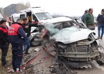 Isparta'nın Eğirdir ilçesinde iki otomobilin kafa kafaya çarpıştığı kazada Minnet Kocaburun (60) hayatını kaybetti, 3 kişi ağır yaralandı.