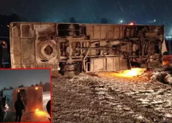 Maden işçilerinin taşındığı servis midibüsü devrildi