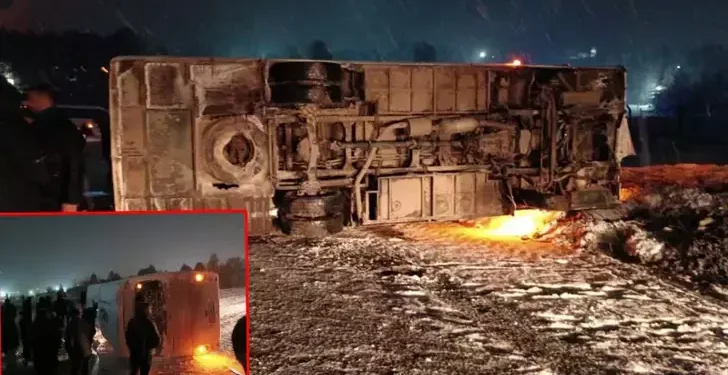 Maden işçilerinin taşındığı servis midibüsü devrildi