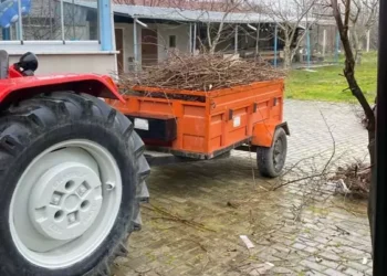 Traktör römorkundan düşerek hayatını kaybetti