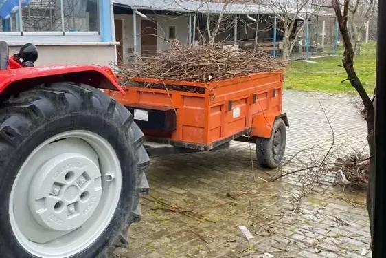 Traktör römorkundan düşerek hayatını kaybetti