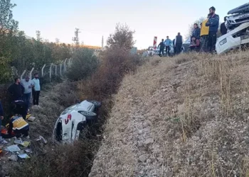 Otomobil ile hafif ticari araç çarpıştı: 11 yaralı