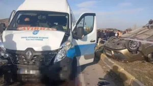 Öğrenci servisi ile hafif ticari araç çarpıştı; 8 yaralı