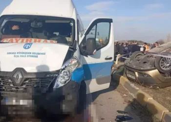 Öğrenci servisi ile hafif ticari araç çarpıştı; 8 yaralı