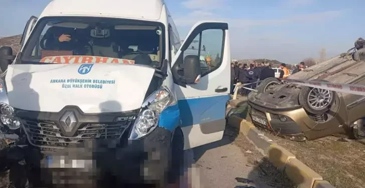 Öğrenci servisi ile hafif ticari araç çarpıştı; 8 yaralı