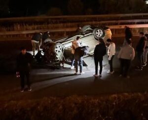 Aydın’ın Çine İlçesinde sürücünün direksiyon hakimiyetini kaybetmesiyle yoldan çıkan otomobil
