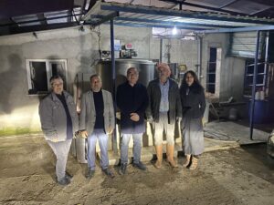 CHP Aydın Milletvekili Evrim Karakoz, Aydın’ın İncirliova ilçesindeki süt üreticisini
