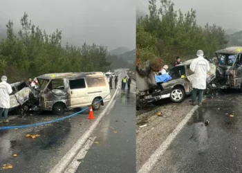 Minibüs ile çarpışan otomobil alev aldı; 1 ölü, 3 yaralı