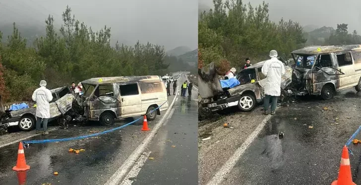 Minibüs ile çarpışan otomobil alev aldı; 1 ölü, 3 yaralı