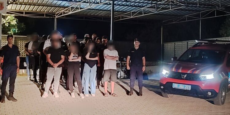 Didim’de 57 kaçak göçmen ve 2 organizatör yakalandı