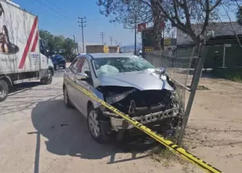 Otomobilin çarpıştığı motosiklet sürücüsü öldü