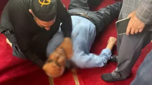 Camide namaz kılarken bıçaklandı