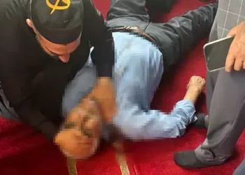 Camide namaz kılarken bıçaklandı