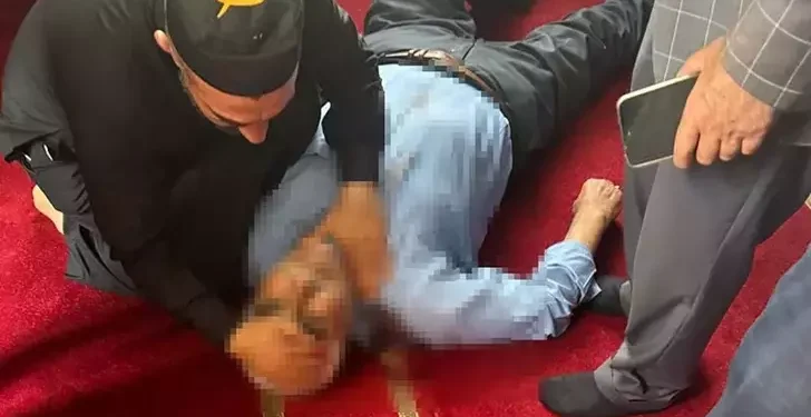 Camide namaz kılarken bıçaklandı
