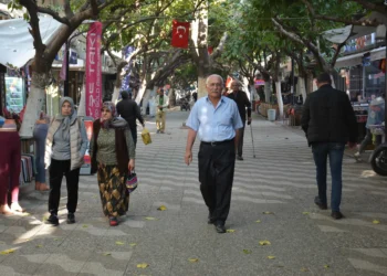 İncirliova’nın ‘üşümeyen adamı’ soğuğa meydan okuyor