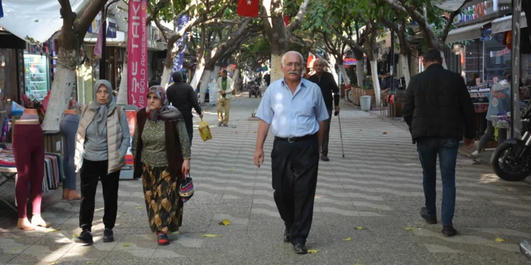 İncirliova’nın ‘üşümeyen adamı’ soğuğa meydan okuyor