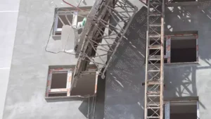 İnşaatta iskele çöktü 3 işçi hayatını kaybetti