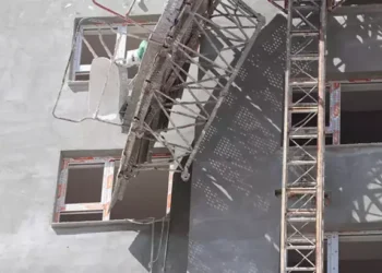 İnşaatta iskele çöktü 3 işçi hayatını kaybetti