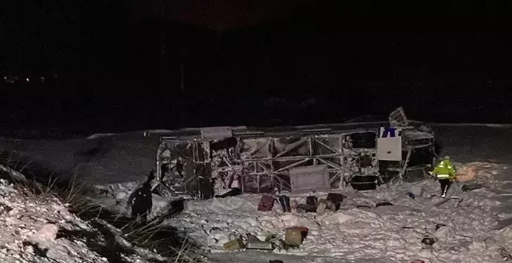 Yolcu otobüsü devrildi: 37 yaralı