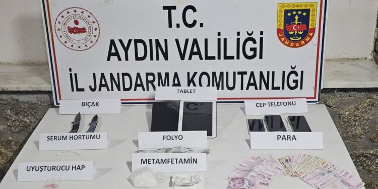 Durdurulan otomobilden uyuşturucu çıktı: 3 tutuklama