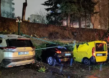 İstinat duvarı, park halindeki 8 aracın üzerine yıkıldı