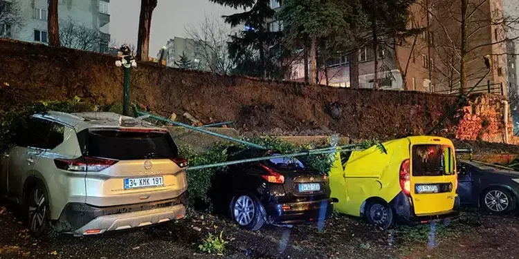 İstinat duvarı, park halindeki 8 aracın üzerine yıkıldı