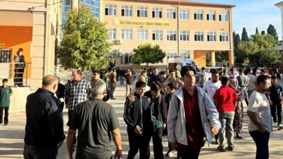 Manisa’da bir lisenin önünde silahla ateş açıldığı bildirildi. Yaralıların olduğu
