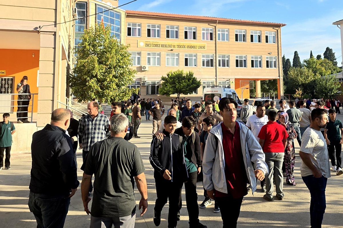 Manisa’da bir lisenin önünde silahla ateş açıldığı bildirildi. Yaralıların olduğu