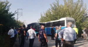 Servis minibüsü ile halk otobüsü çarpıştı