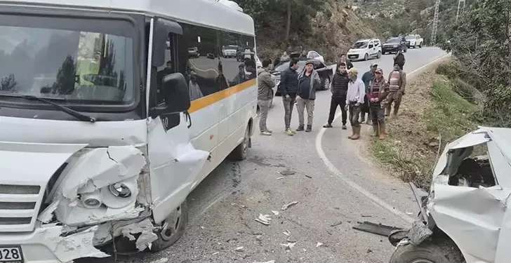 Öğrenci servisiyle kamyonet çarpıştı; 20 öğrenci yaralandı