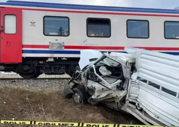 Tren, hemzemin geçitte kamyonete çarptı