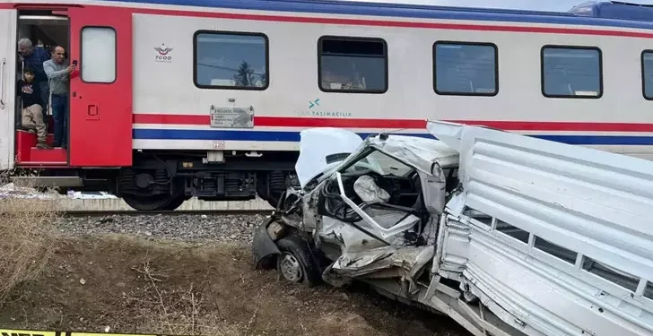 Tren, hemzemin geçitte kamyonete çarptı