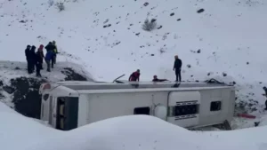 Yolcu otobüsü şarampole yuvarlandı; 1 ölü, 30 yaralı