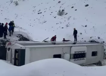 Yolcu otobüsü şarampole yuvarlandı; 1 ölü, 30 yaralı