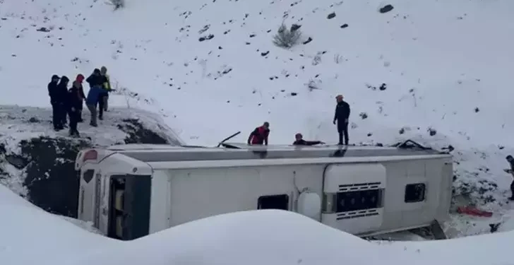 Yolcu otobüsü şarampole yuvarlandı; 1 ölü, 30 yaralı