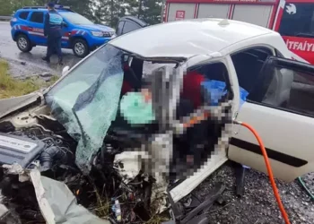 Yolcu otobüsüyle otomobil çarpıştı: 2 ölü, 4 yaralı