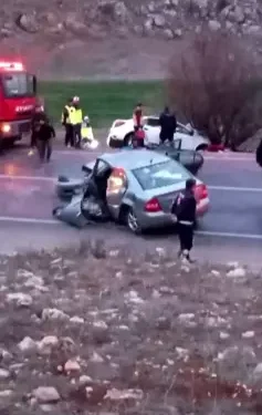 Otomobiller çarpıştığı kazada baba ve kızı öldü