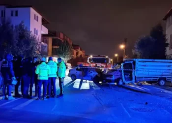 Kamyonet ile otomobilin çarpıştı: 1 ölü, 4 yaralı