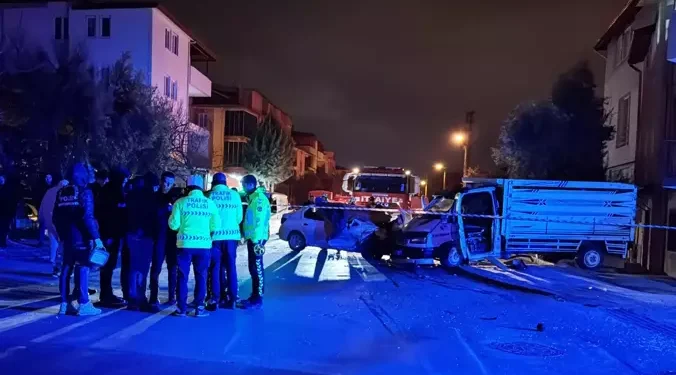 Kamyonet ile otomobilin çarpıştı: 1 ölü, 4 yaralı