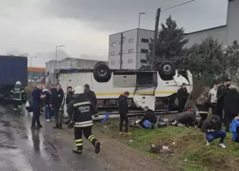 Fabrika işçilerini taşıyan servis aracı takla attı; 25 yaralı