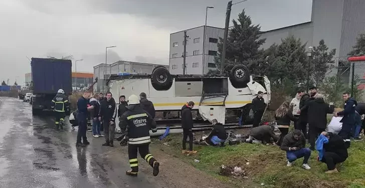 Fabrika işçilerini taşıyan servis aracı takla attı; 25 yaralı